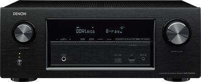 Denon AVR-X3300W zwarte home cinema-versterker, vooraanzicht, blauw display, knoppen en aansluitingen op het voorpaneel