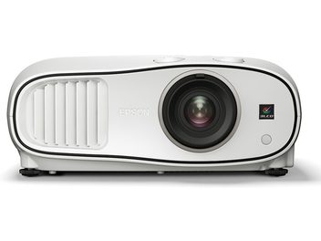 Videoproiettore Epson EH-TW6700 bianco visto frontalmente, obiettivo centrato, griglie di ventilazione laterali, pulsanti sulla parte superiore