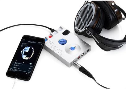 Tragbarer Audio-Wandler Chord Electronics Hugo 2 silber, Kopfhörer, Klinkenkabel, Smartphone mit Spotify-Oberfläche