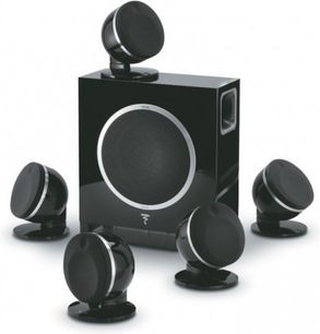 Kompakt Focal Dome 5.1 Sub Air højttalersæt i sort, 5 sfæriske satellithøjttalere og 1 kubisk subwoofer, i mat sort