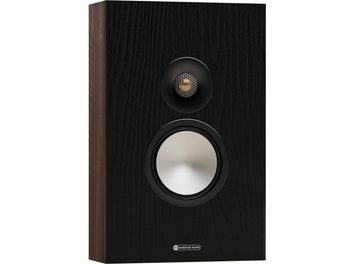 Monitor Audio Bronze On-Wall 7G bokhyllshögtalare i valnöt, framifrån sett i lätt snedvinkel, rektangulärt kabinett med valnötfanér på sidorna och svart ådrad front, utrustad med en fördjupad guldtonad diskant i svart horn och en konformad silverfärgad bas med svart kant.