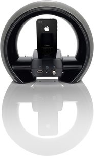 Frontvisning af JBL On Air Wireless dockingstation i sort, med sort iPhone isat, på reflekterende hvid baggrund