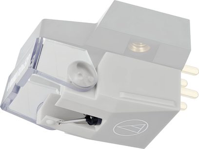 Audio Technica AT-VMN70xSP platinanål i lysegrå plast, gennemsigtigt frontdæksel, synlig læsespids og cantilever, hvidt trekantet logo på siden, guldbelagte bagtilslutninger, set fra trekvart forfra