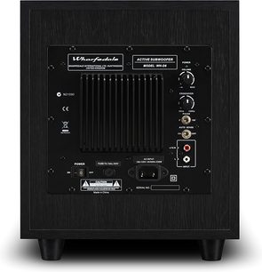 Wharfedale D8 sort baskabin, front med kontroller, stik og bass-refleks-port, frontvisning på sort baggrund