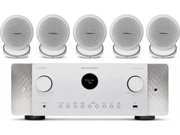 Marantz Cinema 60 DAB hjemmebiografpakke med sølvfarvet AV-forstærker og fem runde hvide højttalere