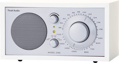 Hvid/sølv Tivoli Model One bordradio, set forfra, metalgitter, højttaler til venstre, stort drejeknap til højre