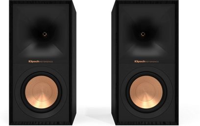 Dva čierne regálové reproduktory Klipsch R-50M s čiernym a medeným predným panelom, prezentované vedľa seba na bielom pozadí