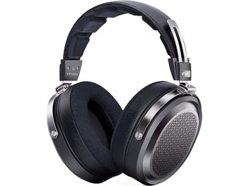Cuffie circumaurali aperte FiiO FT1 Pro nere e argento, struttura metallica con spessi cuscinetti in similpelle e griglie laterali con motivo geometrico, vista tre quarti anteriore