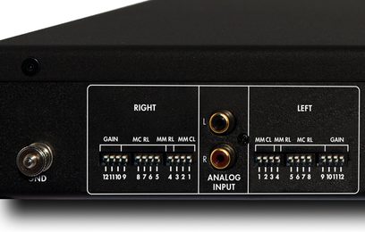Electrocompaniet ECP-2 MKII sort phono-forforstærker, nærbillede af højre side med stik og justeringer