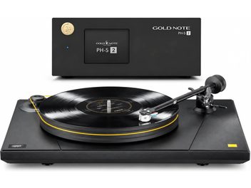 Giradischi nero con disco, braccio di lettura e bordo giallo, accompagnato dal preamplificatore phono Gold Note PH-5 2