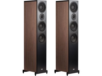 Heco AURORA XT 700 ceviz renkli kolon hoparlörler, ön ve açıdan görünüm, 4 adet siyah dairesel hoparlör, ceviz renkli yan panel