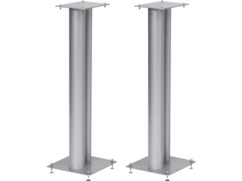 Twee Norstone Design Stylum 3 luidsprekerstandaards in zilversatijn, cilindrisch, vierkante basis, op een witte achtergrond