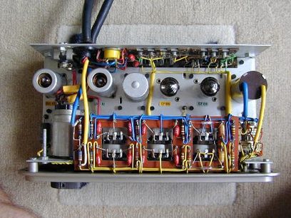 Widok wewnętrzny zdemontowanego wzmacniacza audio Quad II + Quad 22, ukazujący komponenty elektroniczne i kolorowe okablowanie