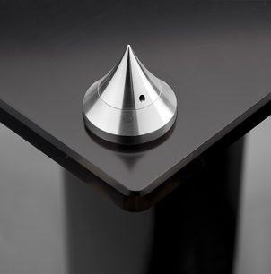 Triangle S05 skaļruņa statīvs spīdīgi melnā krāsā, skats no augšas, konusveida smails sudraba metāla korpuss uz kvadrātveida melna paliktņa
