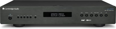 Cambridge Audio Azur 650T sort tuner, set forfra, display viser "Smooth Radio London", knapper og drejeknapper til betjening