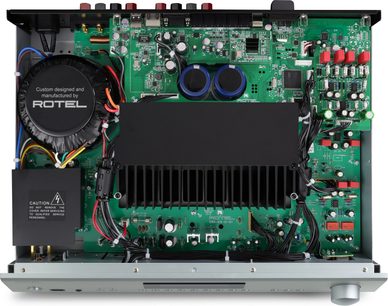 Innenansicht eines silbernen Rotel A14 MKII Stereo-Hi-Fi-Verstärkers, grüne Leiterplatte mit elektronischen Bauteilen