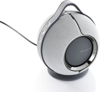 Портативна колонка Devialet Mania світло-сірого кольору, вид з боку, сіра тканинна решітка, кнопки зверху, чорна основа