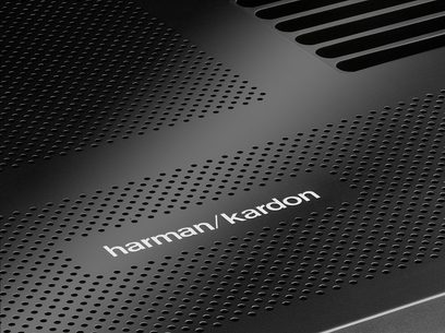 Wzmacniacz hi-fi stereo Harman Kardon HK 990, widok z góry, czarna perforowana metalowa kratka z białym logo pośrodku