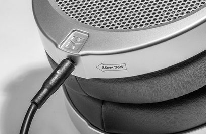 Grijsmetalen Hifiman Deva Pro-hoofdtelefoon, close-upweergave van de rechterkant met geperforeerde grill