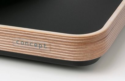 ClearAudio Concept Wood TP054WE pladespiller, nærbillede fra siden af den lyse rilleformede træplade og det sorte chassis