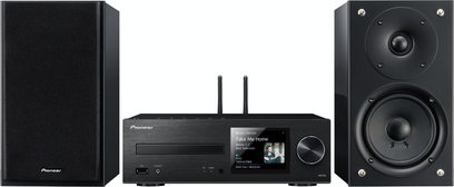 Sort Pioneer X-HM76D hi-fi minianlæg, 2 højttalere, centralelement med LCD-skærm, basreflekskabinet, på hvid baggrund