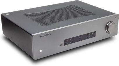 Cambridge Audio CXA81 MkII sølvfarvet stereoforstærker, frontvisning, frontpanel med knapper og skærm, metalrist på toppen
