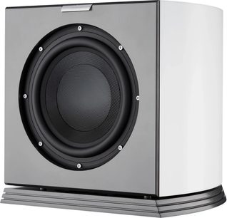 Bílý lakovaný subwoofer AudioVector RSUB Arreté s matnou šedou přední stranou z dřeva, velký kruhový černý reproduktor s viditelnými šrouby na stratifikovaném podstavci, pohled zepředu ze tří čtvrtin