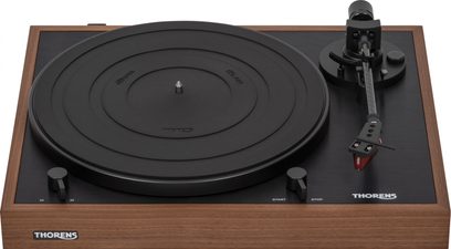 Gramofon Thorens TD 402 DD OAK 2R ze dubového dřeva a v černé barvě, pohled shora s přenosovým ramenem