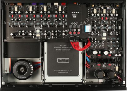 Indvendigt syn af en adskilt OPPO UDP-205 EU Blu-ray-afspiller, der viser de printede kredsløb og elektroniske komponenter