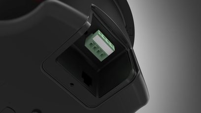 Decken-Einbaulautsprecher Klipsch PIC-650-T BW, grüner 4-Pin-Anschluss sichtbar in einem geneigten schwarzen Gehäuse