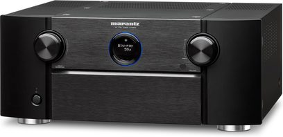 Préampli home-cinéma Marantz AV8802A noir, vue de face, façade en aluminium brossé avec écran LCD bleu et deux molettes