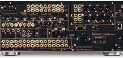 Marantz AV8003 audio-videoversterker, achterzijde, bovenaanzicht, vele gouden en zilveren audio- en videoaansluitingen