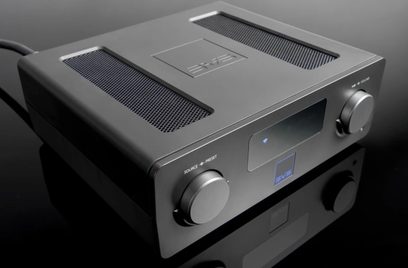 Bezdrátový vysílač SVS Prime SoundBase černý, pohled zepředu, přední panel s mřížkami, tlačítky a kontrolkou