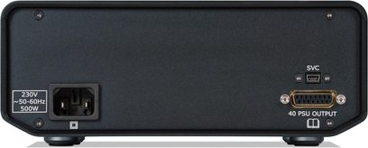 Cyrus 40 PSU barošanas bloka aizmugures skats, matēti melns metāla korpuss, IEC ligzda, SVC mini-USB ports, 15 kontaktu D-Sub izeja