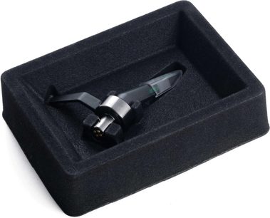 DJ buňka Ortofon Concorde MKII MIX v černé barvě v černém pouzdře, detailní pohled shora, jehla a kovové tělo