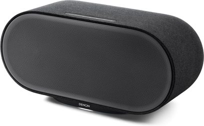 Denon Home 600 Smart-Lautsprecher in Anthrazit, Dreiviertelansicht mit schwarzem perforiertem Frontgitter