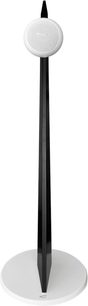 Altavoz compacto Cabasse iO3 blanco mate sobre pedestal negro, vista frontal, forma cilíndrica, rejilla blanca, pedestal negro delgado y largo