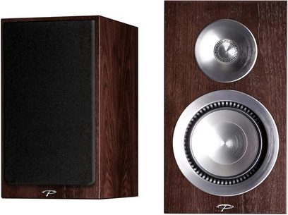 Knihovní reproduktor Paradigm Prestige 15B v ořechovém provedení, pohled zepředu a z boku, černá mřížka, dřevěný kryt, kovové reproduktory