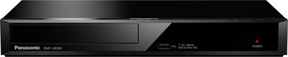 Panasonic DMP-UB300 4K Blu-ray-afspiller i sort, front, diskskuffe, LCD-skærm, USB-port, skrå visning
