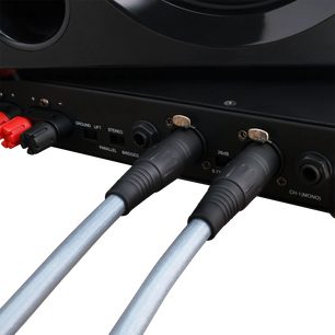 Analogový audio kabel Oehlbach Series 2 XLR 1 m se stříbrným opleteným pláštěm, černé XLR konektory zobrazené zblízka zezadu audio zařízení