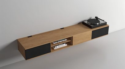 AV nábytek Unnu Classic Series Model 1541 ze světlého dřeva, černé panely, otevřená centrální nika, pohled ze tří čtvrtin