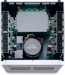 Amplificatore di potenza alta fedeltà Rotel RB-1590 argento, vista dall'alto, componenti interni visibili, circuiti stampati, trasformatore centrale, dissipatori di calore laterali, cablaggio colorato, chassis metallico