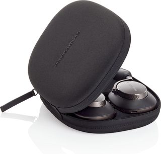Trådløs hovedtelefon Bowers & Wilkins Px8 i sort, set fra siden, kabinet og ørepuder i sort læder, polstret hovedbøjle i sort