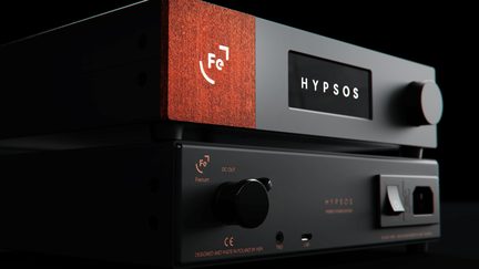 Gebürstetes Aluminium-Audio-Verstärker Hypsos mit schwarzer Front, Drehknopf und digitaler Anzeige
