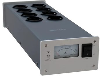 Stříbrná zásuvková lišta Taga Harmony PF-1000 v.2 s osmi zásuvkami, analogovým voltmetrem a vypínačem na předním panelu