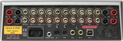 Sort Cyrus 8 DAC stereo hi-fi-forstærker, set forfra, med knapper, jackstik, LED-display og infrarød fjernbetjening