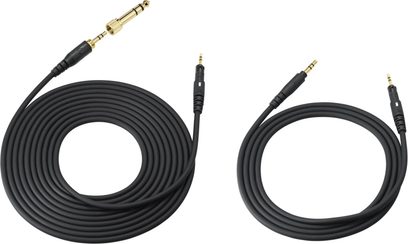Sort, aftageligt audiokabel i fleksibel sort plast, langt og delvist oprullet, udstyret med forgyldte minijack-stik og en 6,35 mm jack-adapter, præsenteret fladt set ovenfra som tilbehør til de åbne Audio Technica ATH-R50X hovedtelefoner.