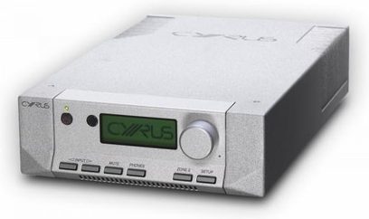 Stereo hi-fi stiprintuvas „Cyrus 8 DAC" sidabrinės spalvos, priekinis vaizdas, žalias „- 44.1" užrašas LCD ekrane, sidabrinė priekinė dalis su mygtukais