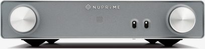 Stříbrný stereo předzesilovač Nuprime AMG PRA, pohled zepředu, 2 otočné knoflíky, digitální displej, 2 konektory jack 6,35 mm
