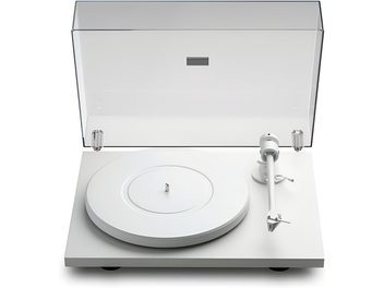 Gramofon hi-fi Pro-Ject T1 White Edition widok z przodu, matowa biała obudowa z MDF, dopasowany talerz, przezroczysta akrylowa pokrywa przeciwkurzowa uniesiona do góry oraz prosty biały ramień.